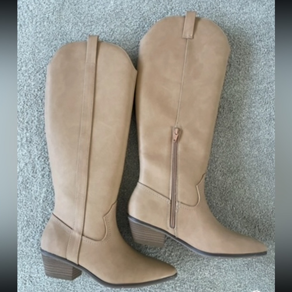 NEW Universal Thread cowboy western women’s Tan Boots